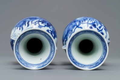 Une paire de vases en porcelaine de Chine bleu et blanc d'apr&egrave;s des mod&egrave;les en verre de Venise, Kangxi