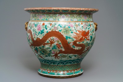 Un grand aquarium en porcelaine de Chine famille rose &agrave; d&eacute;cor de dragons, Jiaqing