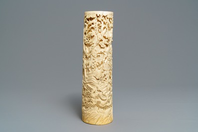 Un grand porte-pinceaux en ivoire sculpt&eacute;, Japon, Meiji, 19&egrave;me