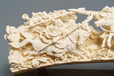 Een Chinees ivoren snijstuk met strijders te paard, 2e kwart 20e eeuw