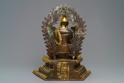 Une grande figure de Tsongkhapa sur son tr&ocirc;ne en bronze partiellement dor&eacute;, Chine ou Tibet, 19/20&egrave;me