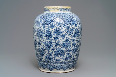 A large Dutch Delft blue and white vase with floral design, 17/18th C.