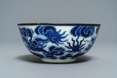 Un bol en porcelaine de Chine 'Bleu de Hue' pour la cour de Vietnam, marque Thieu Tri, 19&egrave;me