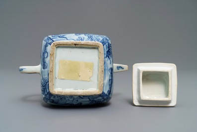 Une th&eacute;i&egrave;re en porcelaine de Chine bleu et blanc &agrave; d&eacute;cor de nymphes et poissons, Kangxi/Qianlong