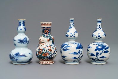 Quatre petits vases en fa&iuml;ence de Delft palette cachemire et bleu et blanc, fin du 17&egrave;me