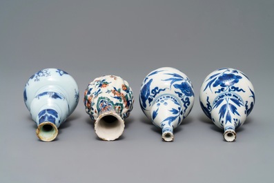 Quatre petits vases en fa&iuml;ence de Delft palette cachemire et bleu et blanc, fin du 17&egrave;me