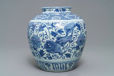 Een Chinese blauwwitte vaas met boeddhistische leeuwen en pioenslingers, Wanli