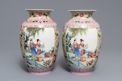 Deux paires de vases en porcelaine de Chine famille rose, marques de Qianlong, R&eacute;publique, 20&egrave;me