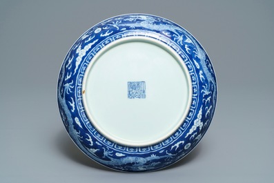 Une assiette en porcelaine de Chine bleu et blanc &agrave; d&eacute;cor invers&eacute; d'un dragon, marque et prob. &eacute;poque de Daoguang