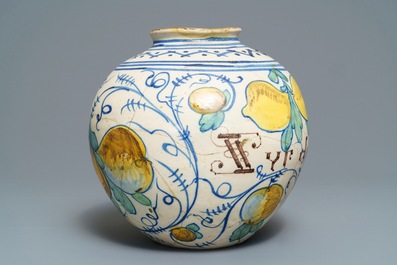 Een grote polychrome 'vaso a palla' apothekerspot in Italiaanse majolica, Veneti&euml;, 17e eeuw