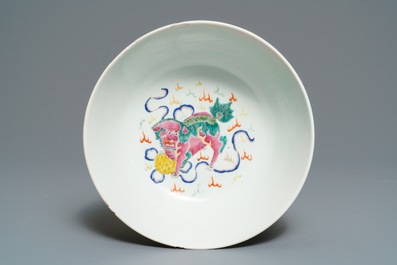 Un grand bol en porcelaine de Chine Bencharong pour le march&eacute; thai, marque de Yongzheng, 19&egrave;me