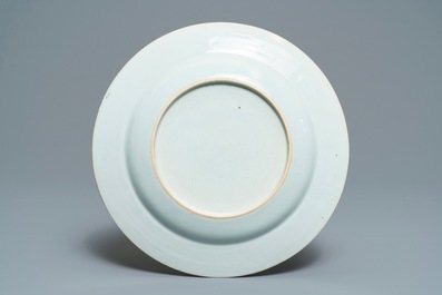 Une assiette en porcelaine de Chine famille rose et bianco sopra bianco, Qianlong