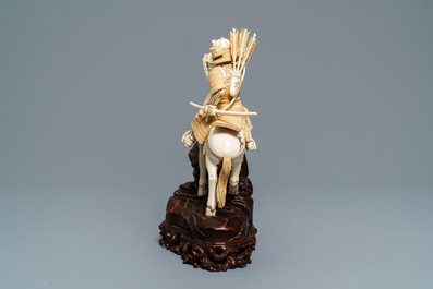 Een Japanse ivoren figuur van een strijder te paard, 1e helft 20e eeuw