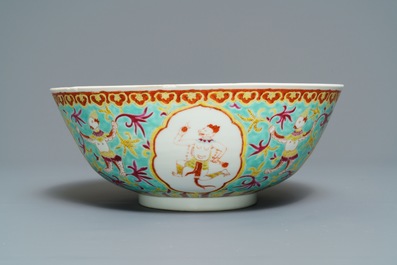 Un grand bol en porcelaine de Chine Bencharong pour le march&eacute; thai, marque de Yongzheng, 19&egrave;me