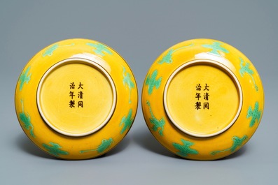 Une paire de coupes en porcelaine de Chine &agrave; d&eacute;cor de dragons sur fond jaune, marque et prob. &eacute;poque de Tongzhi