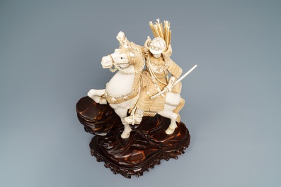 Een Japanse ivoren figuur van een strijder te paard, 1e helft 20e eeuw