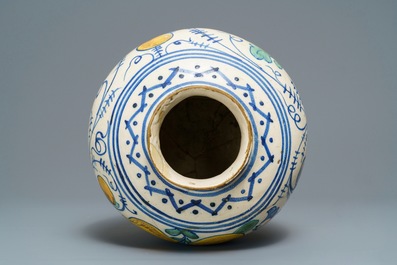 Een grote polychrome 'vaso a palla' apothekerspot in Italiaanse majolica, Veneti&euml;, 17e eeuw