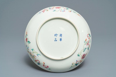 Une assiette en porcelaine de Chine famille rose &agrave; d&eacute;cor de dragons, R&eacute;publique, 20&egrave;me