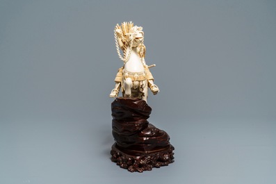 Une figure d'un cavalier en ivoire sculpt&eacute;, Japon, 1&egrave;re moiti&eacute; du 20&egrave;me
