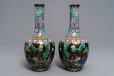 Een paar flesvormige Chinese cloisonn&eacute; vazen, 19e eeuw