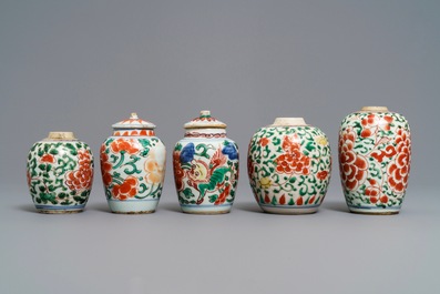 Cinq petits vases en porcelaine de Chine wucai, &eacute;poque Transition et Kangxi