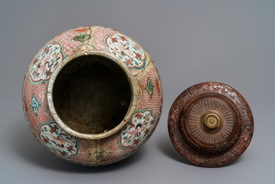 Un vase en porcelaine de Chine dite 'de Swatow' &agrave; d&eacute;cor polychrome de lions bouddhistes, Ming