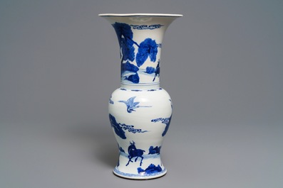 Un vase de forme yenyen en porcelaine de Chine bleu et blanc &agrave; d&eacute;cor de cerfs et grues, Kangxi