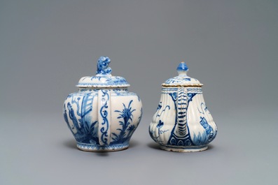 Deux th&eacute;i&egrave;res en fa&iuml;ence de Delft bleu et blanc &agrave; d&eacute;cor de chinoiserie, 18&egrave;me