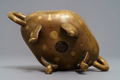 A Chinese quatrefoil gold-splashed bronze censer, Fei Ge mark, 17/18th C.