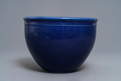 Une jardini&egrave;re en porcelaine de Chine bleu monochrome, 18/19&egrave;me