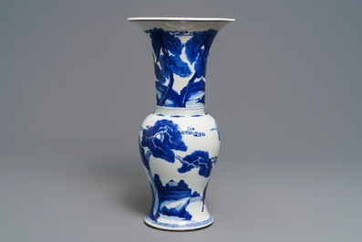 Un vase de forme yenyen en porcelaine de Chine bleu et blanc &agrave; d&eacute;cor de cerfs et grues, Kangxi