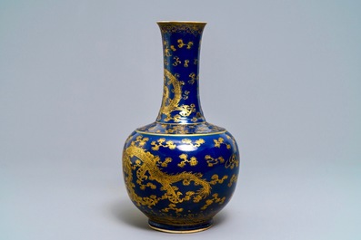 Een Chinese flesvormige blauwe vaas met verguld drakendecor, ca. 1900