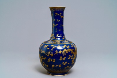 Een Chinese flesvormige blauwe vaas met verguld drakendecor, ca. 1900
