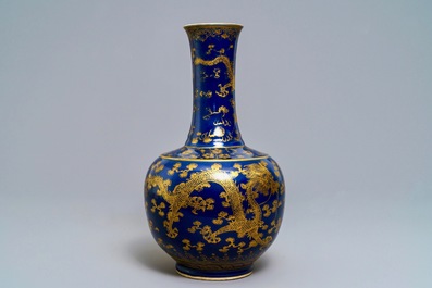 Een Chinese flesvormige blauwe vaas met verguld drakendecor, ca. 1900