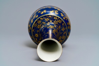 Een Chinese flesvormige blauwe vaas met verguld drakendecor, ca. 1900