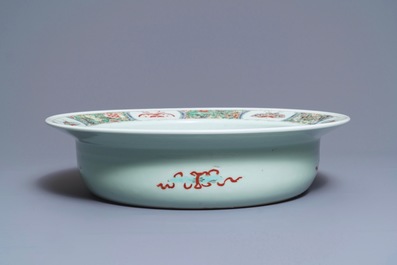 Un bassin en porcelaine de Chine famille verte, marque et &eacute;poque de Kangxi