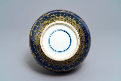 Un vase de forme bouteille en porcelaine de Chine bleu monochrome et dor&eacute;, vers 1900