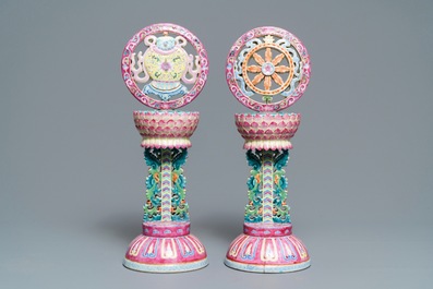 Twee Chinese famille rose boeddhistische altaar ornamenten, Qianlong merk, 19e eeuw