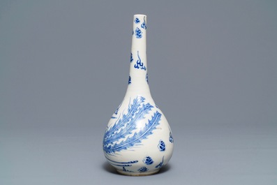 Un vase en porcelaine de Chine 'Bleu de Hue' pour le Vietnam, marque Nei Fu, 19&egrave;me