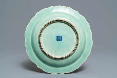 Un plat en porcelaine de Chine bleu et blanc sur fond c&eacute;ladon, marque et prob. &eacute;poque de Qianlong