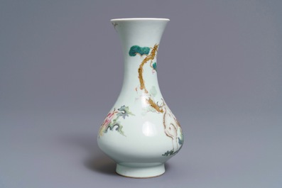 Un vase en porcelaine de Chine famille rose, marque de Qianlong, 19&egrave;me