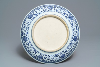 Een Chinese blauwwitte Ming-stijl schotel met florale slingers, Qianlong