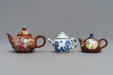 Drie Chinese Yixing steengoed en blauwwitte miniatuur theepotjes, Kangxi en later