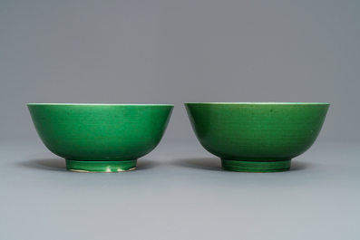 Une paire de bols en porcelaine de Chine vert monochrome, Kangxi