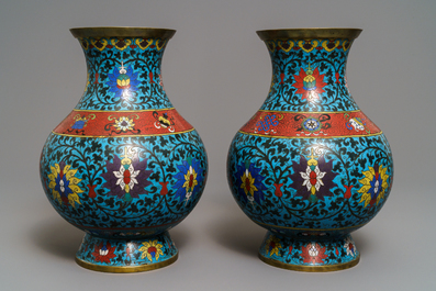 Une paire de vases de forme hu en &eacute;maux cloisonn&eacute;s &agrave; d&eacute;cor de rinceaux de lotus, 18&egrave;me