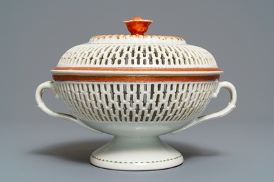 Un bol &agrave; ch&acirc;taignes et son couvercle en porcelaine de Chine d&rsquo;exportation, Qianlong