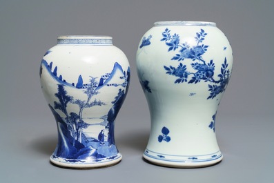 Deux vases en porcelaine de Chine bleu et blanc, Kangxi