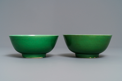 Une paire de bols en porcelaine de Chine vert monochrome, Kangxi