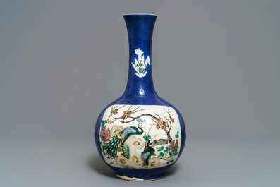 Un vase de forme bouteille en porcelaine de Chine famille verte sur fond bleu poudr&eacute;, 19&egrave;me