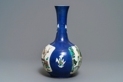 Un vase de forme bouteille en porcelaine de Chine famille verte sur fond bleu poudr&eacute;, 19&egrave;me